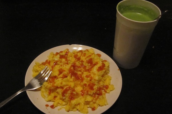 Scrambled eggs with hot sauce and green juice - a healthy meal
