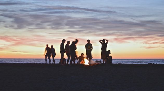 How to make friends in a new city - group of friends on the beach at sunset